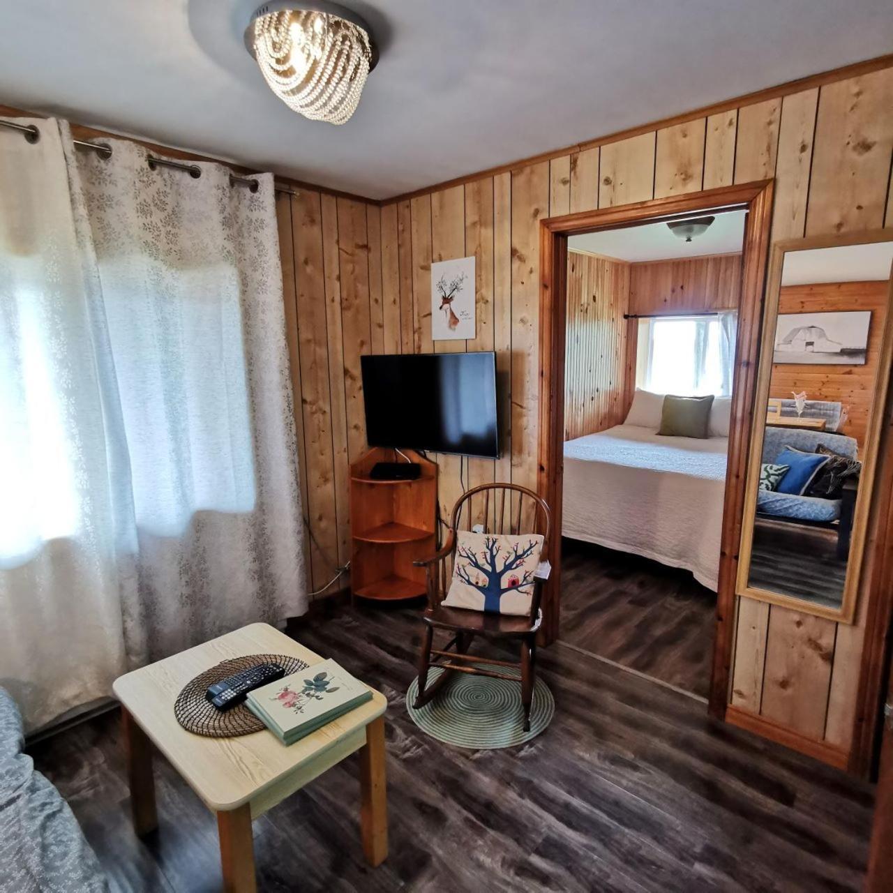 Knotty Pine Cottages, Suites & Motel Rooms Ingonish Szoba fotó